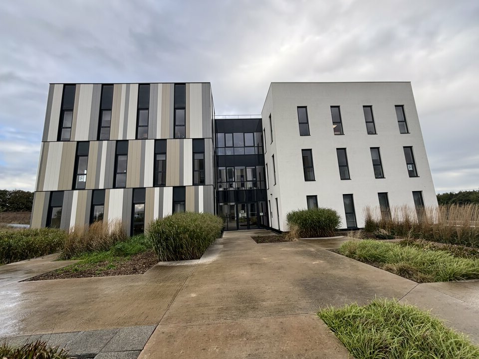 Vente Bureaux à THORIGNE FOUILLARD de 113m² - Réf. n°4847 - PHOTO1_4847_1781704046.jpg