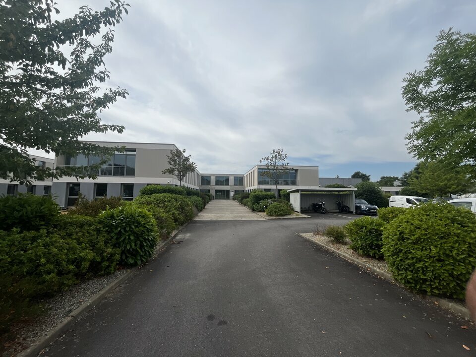 Location Entrepôt – Local d&rsquo;activité à SAINT-JACQUES-DE-LA-LANDE de 711m² - Réf. n°4877 - PHOTO1_4877_1784542534.jpg
